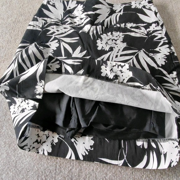 SC & Co Womens SMALL Skort Floral Active Skirt Pockets Stretch Black White - Picture 7 of 10